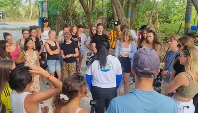 Estudiantes extranjeros conocen experiencia natural en Old Point Mangrove Park